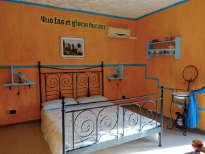 TrieiLocanda D'Ogliastra,的一间卧室配有一张橙色墙壁的床