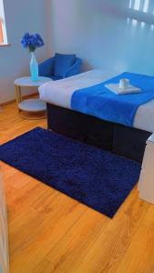 查塔姆CHATHAM GUEST HOUSE的一间卧室配有蓝色的床和蓝色地毯
