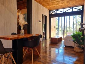 皮奇勒姆Surf Lodge Punta de Lobos的一间带桌椅的用餐室和一间卧室