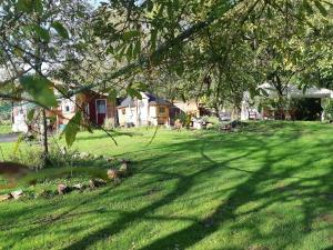 RenacPrivate Lakeside Retreat的绿树成荫的院子和房子