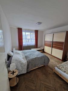 鲁容贝罗克DáMa的一间卧室设有一张大床和一个窗户。
