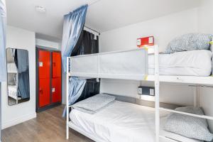 多伦多Samesun Toronto的一间卧室配有两张双层床。