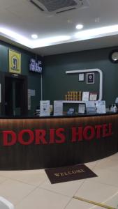 马六甲Doris Hotel的商店前的dennis酒店标志