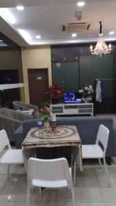 马六甲Doris Hotel的客厅配有桌椅和沙发