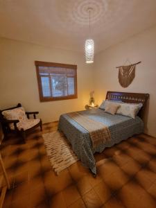 圣佩德罗-达阿尔德亚Daldeia的卧室配有床、椅子和窗户。