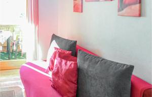 因斯布鲁克2 Bedroom Cozy Apartment In Patsch的客房内的粉红色沙发上配有三个枕头