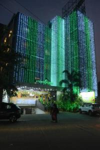 维沙卡帕特南Hotel green apple的一座绿蓝灯覆盖的大建筑