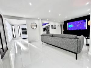 卡罗利纳Five Minute Elegance New Spacious Home with Pool的带沙发和平面电视的客厅
