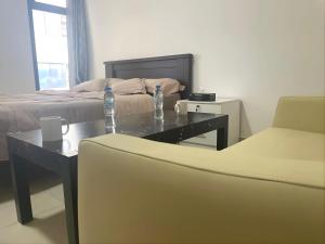 阿布扎比Heart of Abu Dhabi - Elite Community的一间房间,配有一张桌子和两瓶水