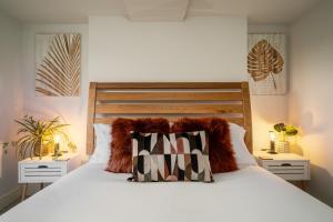 唐克斯特Coppergate Mews Apartment 4的卧室配有白色的床和木制床头板