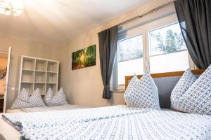 滨湖科伊查赫Real Top 1的一间卧室设有两张床和窗户。