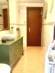 ConcejeroCasa Hijuela的一间带水槽和木门的浴室