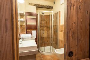 科雷多法布里农家乐的带淋浴、盥洗盆和卫生间的浴室