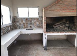 德尔迪阿布罗角Casa de Coral的一个带水槽和壁炉的厨房