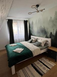 马里瑟尔Mokki的一间卧室配有一张带绿毯的大床