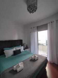 丰沙尔Alexia Room的一间卧室配有一张床,上面有两条毛巾