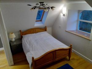 埃尔金Braemorriston Lodge的一间小卧室,配有床和窗户
