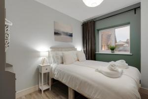 克利夫利斯Beach Apartment - 2 Bedrooms Free WiFi Parking的一间卧室设有一张大床和一个窗户。