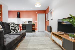克利夫利斯Beach Apartment - 2 Bedrooms Free WiFi Parking的带沙发和电视的客厅