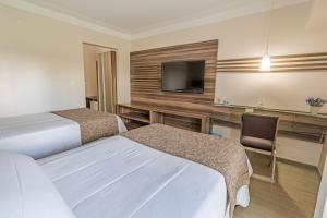 大坎皮纳坎皮纳高级豪华村庄酒店的酒店客房设有两张床和一台平面电视。