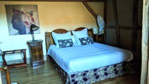 Zimmersheim麦森阿特格尔酒店的一间卧室配有一张带蓝色床单和枕头的床。