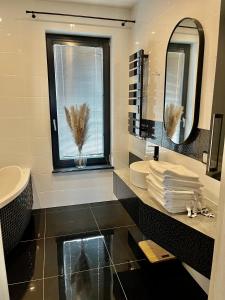 ChrostkowoChojno 31- dom wypoczynkowy przy jeziorze z jacuzzi的浴室设有窗户、水槽和镜子