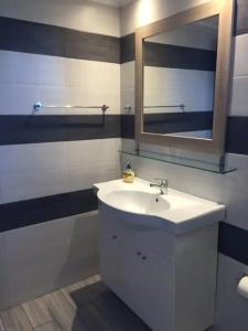 Ágios KonstantínosChristina Apartment的浴室设有白色水槽和镜子