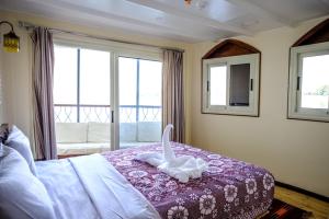 卢克索Dahabiya Queen Tyi II Nile Cruise的一间卧室配有一张床,上面有小兔子
