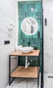 古多里New Gudauri Sweet Apartment With Fireplace and view The Gondola Lift的一间带水槽和镜子的浴室