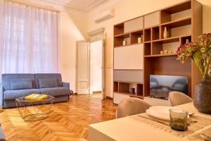 米兰Milan Retreats Porta Romana的带沙发和电视的客厅