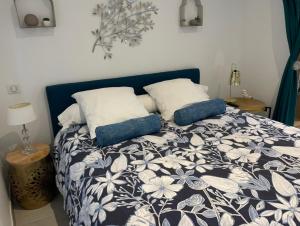 佩兹纳斯La Perrière的卧室内的一张带两个枕头的床