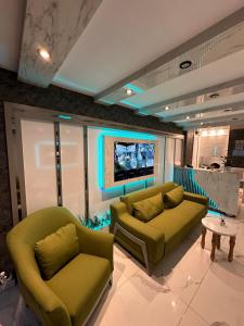 伊斯坦布尔gazelle suites的客厅配有2张沙发和1台平面电视