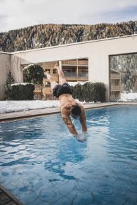 瓦勒斯瓦尔赛罗夫酒店的一个人跳进游泳池