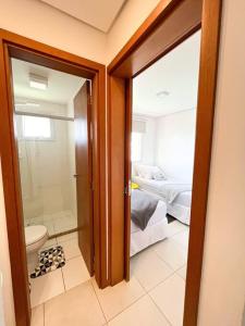 佩尼亚Vista inesquecível para o mar homeclub BetoCarrero的客房设有带卫生间的浴室和一张床