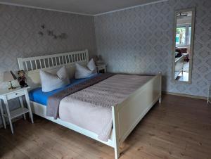 普特布斯Casa Hibiscus 2的一间卧室配有一张大床和镜子