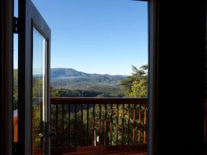 赛维尔维尔Yogi's Den: Breathtaking Views! 3 min to Dollywood, on 1 acre!的山景阳台。