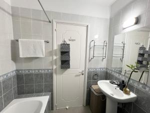 帕福斯212 Apartment, A 2-bedroom escape的一间带水槽、浴缸和卫生间的浴室