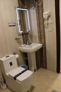 达曼دانة الشرقية للشقق المخدومة بالدمام Danat Al Sharqiah Serviced Apartments的一间带卫生间和水槽的浴室