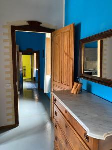 夸尔图-圣埃莱娜Antica Dimora的一间带木制梳妆台和镜子的浴室