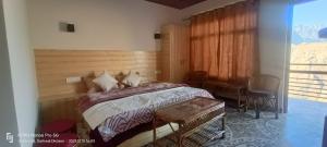 乔斯希马特swayambhu homestay的一间卧室配有一张床、一张桌子和一个窗户。