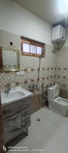 乔斯希马特swayambhu homestay的一间带水槽和卫生间的浴室