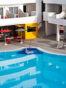 圣地亚哥港Sholeo Lodges Los Gigantes的享有大楼内游泳池的景致