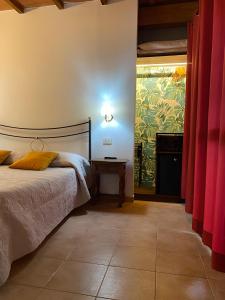 卡斯蒂里昂纳·德拉佩Agriturismo La Luciana的卧室配有一张床,墙上挂有绘画作品