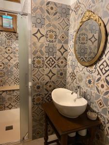 卡斯蒂里昂纳·德拉佩Agriturismo La Luciana的一间带水槽和镜子的浴室