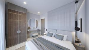 SarakinikoAnemolia Parga Suites的卧室配有一张白色大床和镜子