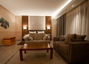 KinigiVirunga Inn Resort & Spa的客厅配有沙发和1张床