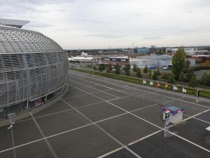 阿斯克新城Twenty Business Flats Lille Grand Stade的停车场空中景观,大楼