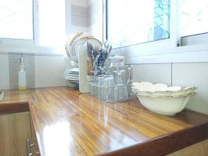 雅温得Villa KELIA Biyem-Assi Acacias的木地板上带碗的厨房台