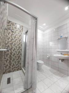 雅温得Villa KELIA Biyem-Assi Acacias的带淋浴、卫生间和盥洗盆的浴室
