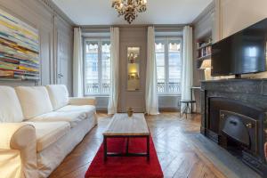 里昂Colombe - Location T2 - Lyon 2的客厅配有白色沙发和壁炉